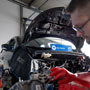 Foto: Kfz Mechaniker prüft einen Elektromotor
