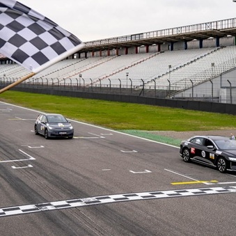 Foto: Zielflagge mit beiden Autos von Kosmalla